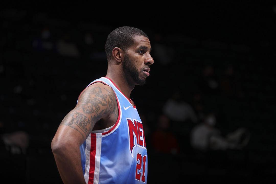 从上海返回北京，马甲线抢镜自律，挥手告别粉丝享受.